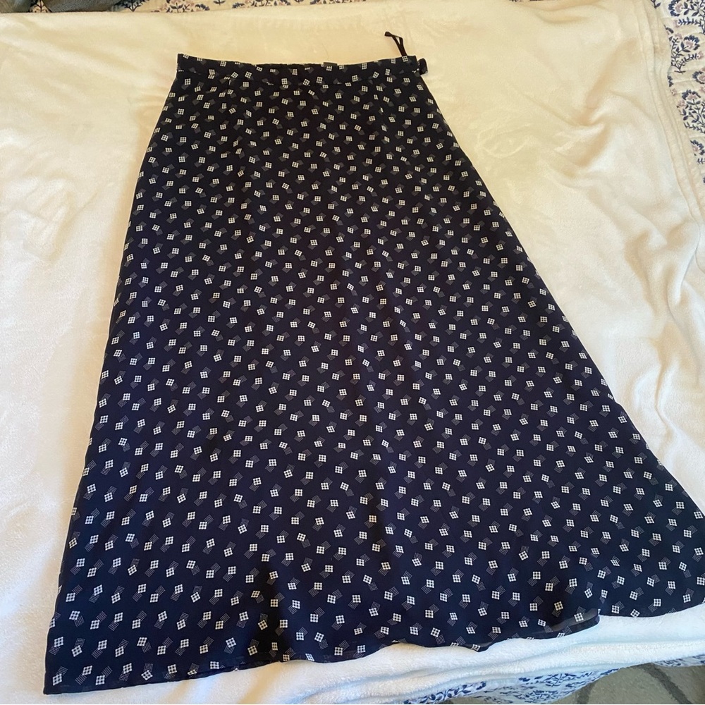 Liz Claiborne Dark Blue A-Line Skirt with White Pattern